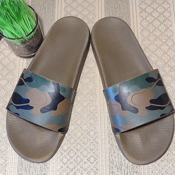 Valentino Garavani Camo Slides - Picture 1 of 16